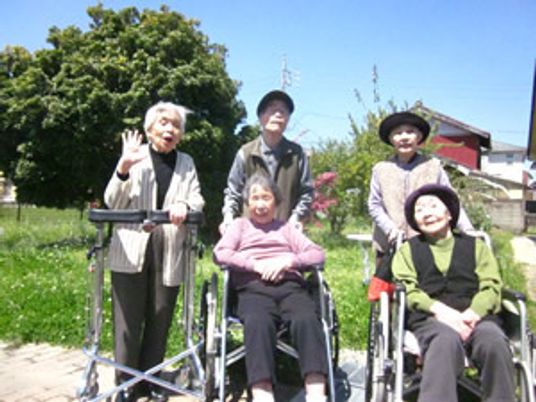 笑顔の利用者たち外観