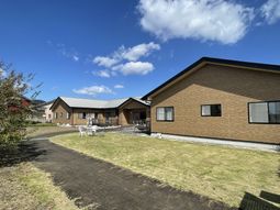 明るい庭のある建物