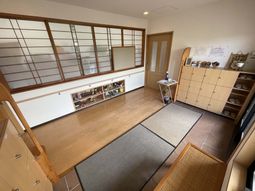明るい和風のロビー空間