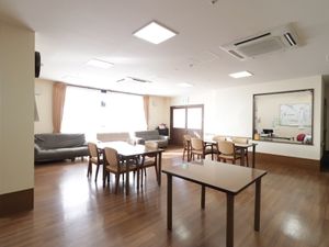 共有スペースの明るい室内