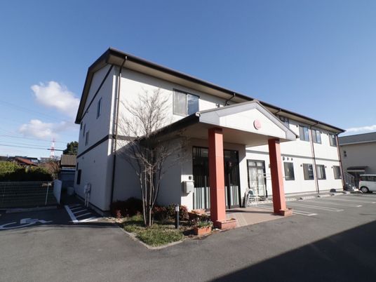 広々とした建物と駐車場