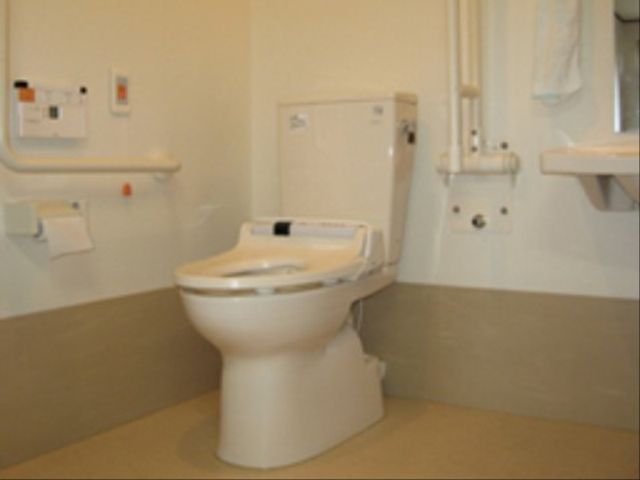 バリアフリーのトイレ トイレ 手すり完備で安全性を考えた清潔なトイレです。利用者の自立を支援するための配慮が行き届いています。