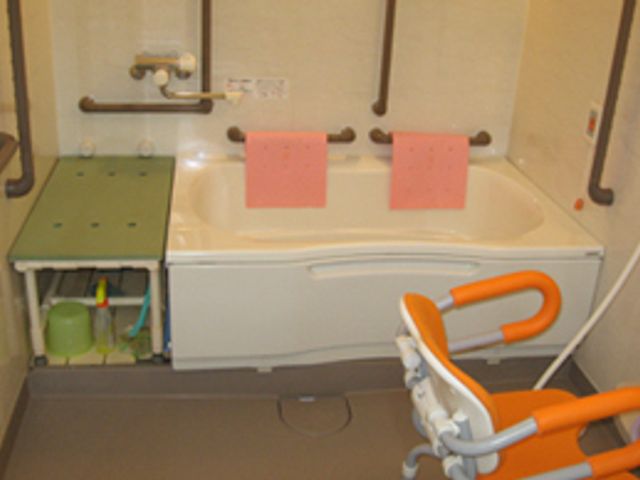 快適なケア環境の洗面所 洗面台 利用者さまの安全と快適さを第一に考えた洗面エリアです。心地よいケアを提供できる職場環境をお探しの方に最適です。