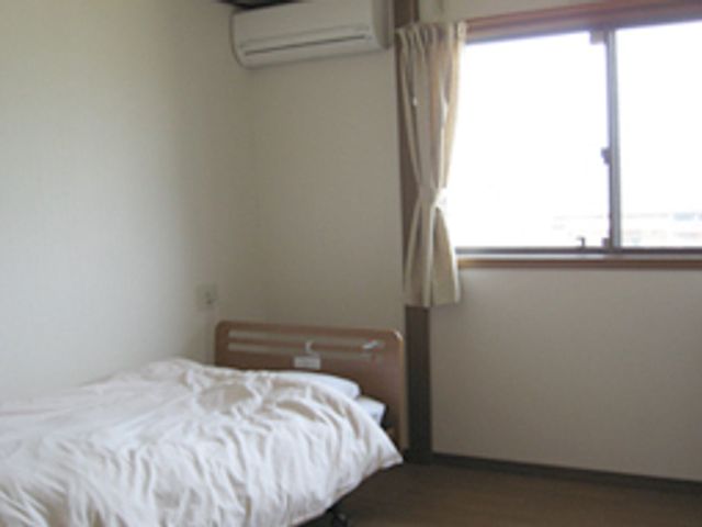 清潔な居室環境 居室 清潔を保った居室があなたの勤務空間。心のこもったケアを行い、入居者様に快適な時間を提供していただきます。