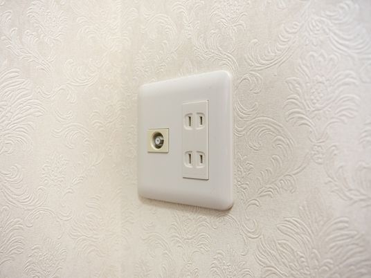 壁面の電源プレート  