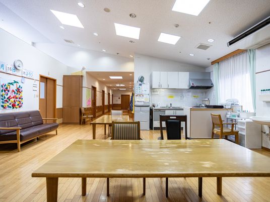 明るい共有空間の食堂  