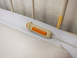ベッド柵の呼び出しボタン  