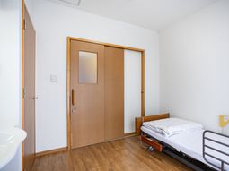 シンプルな居室のベッド  