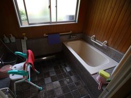 ゆったり浴槽と介助用具