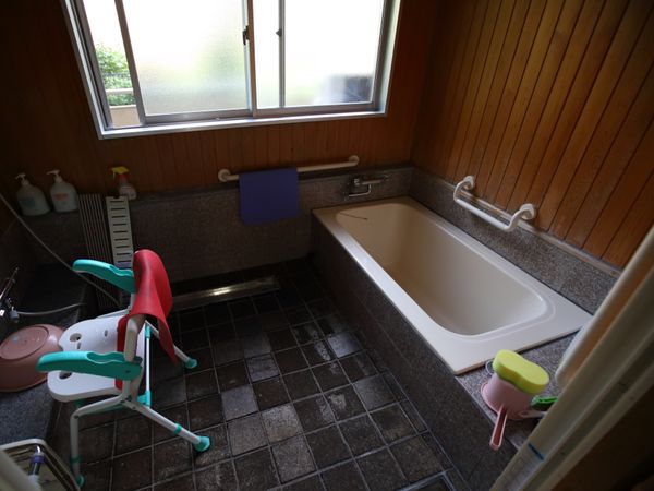 ゆったり浴槽と介助用具