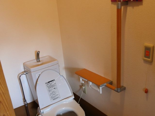 バリアフリートイレ トイレ 手すりの付いたトイレは安全にお使いいただけ、日々の快適さをサポートします。安心設計の空間で、働く環境をご確認ください。