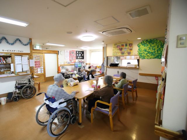 多機能共用スペース 談話室 明るく広々とした共用スペースでは、入居者が集い様々な活動を楽しんでいます。利用者の皆さんが安心してくつろげるように配慮された設計がされています。