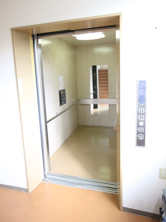 明るく清潔なエレベーター