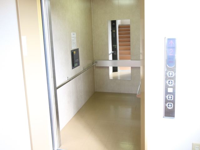 明るく清潔なエレベーター エレベーター 広々としたエレベーターは、移動を快適にサポートします。バリアフリーの設計で、どなたでも使いやすくなっています。
