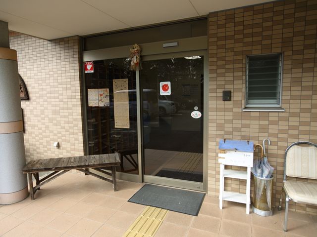 エントランスの様子 玄関 ゆったりとしたベンチが配置された明るいエントランスです。安心のAED設備も完備しており、訪れる方を温かく迎え入れます。