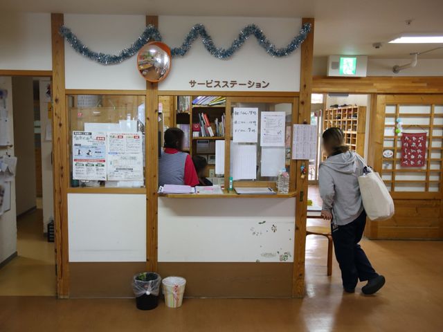 フロント受付の様子 受付 明るく開放的なフロントエリアです。受付での業務を通じて、日々の運営をサポートする環境が整っています。