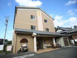 明るい外観の建物