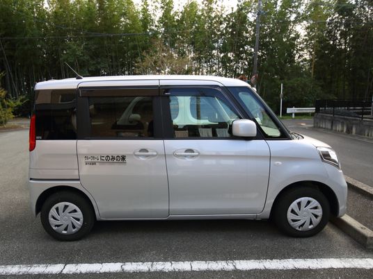 施設の送迎車両