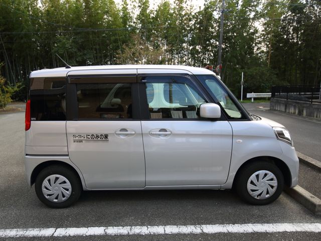施設の送迎車両 駐車場 ゆったりとした送迎車両が整備されており、外出時の利便性が高まっています。安全かつ快適な移動をサポートいたします。
