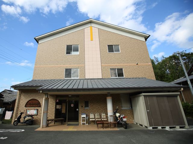 多階層建物の外観 外観 ゆったりとしたエントランスが迎える建物外観です。訪れる皆様を心地よくお迎えする、落ち着いた色彩の建物が印象的です。