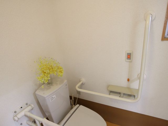 バリアフリートイレ設備 トイレ 安全かつ自立した生活のための手すり付トイレです。清潔感のある空間は日々の快適さをサポートします。
