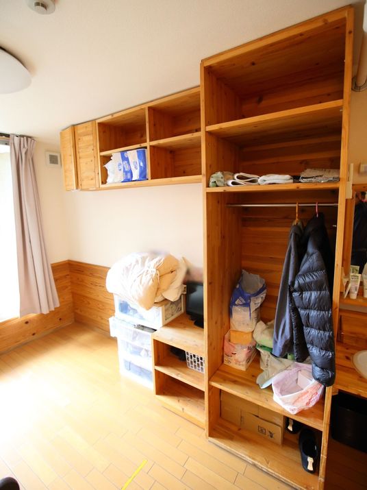 木製棚付き居室