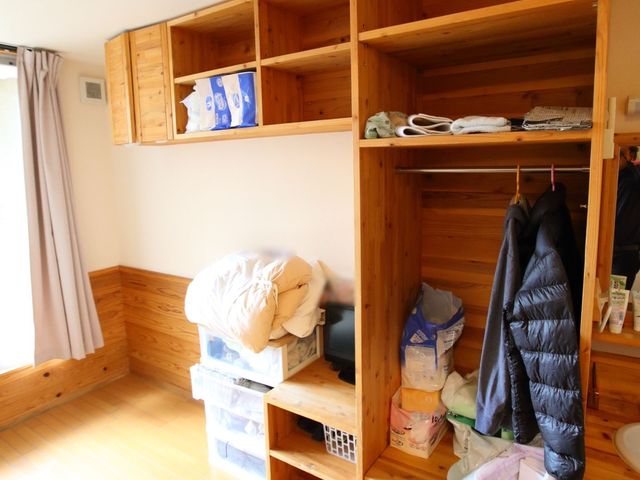 木製棚付き居室 収納 木のぬくもりを感じる居室です。個人の持ち物を収納できるため、日々の生活がより快適になります。