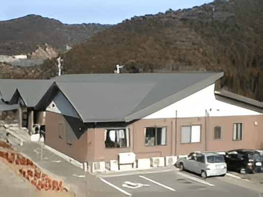 山々を背にした建物