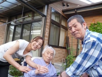 笑顔の三人と建物