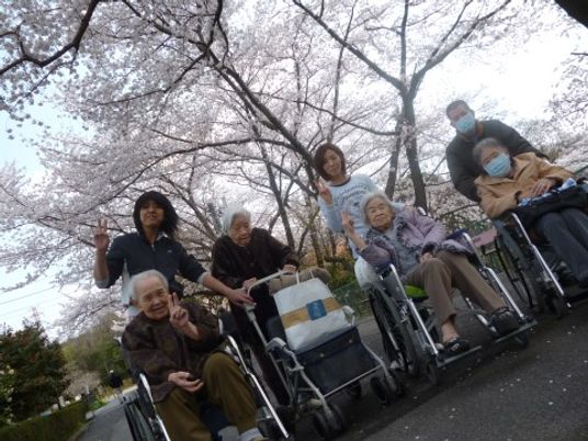 桜並木と笑顔の集合