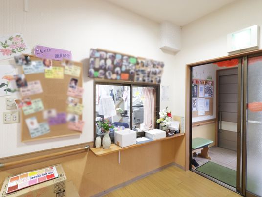 受付と掲示物の和室