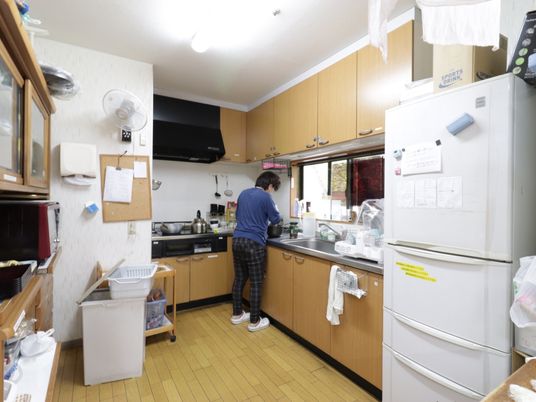キッチンで作業する人