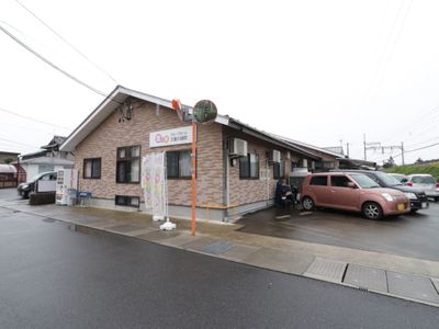 介護施設前の駐車場風景