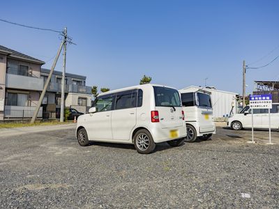 駐車場と白い車