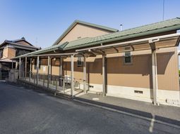 落ち着いた外観の建物