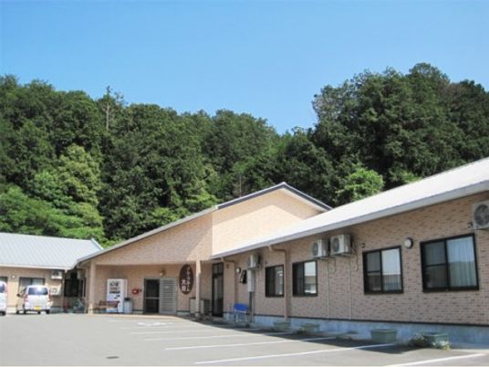 広々とした駐車場と建物
