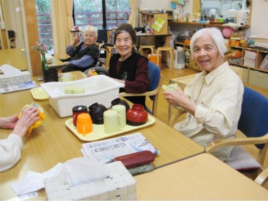 笑顔で過ごす食堂スペース