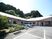 緑に囲まれた建物外観