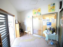入口付近の明るい空間