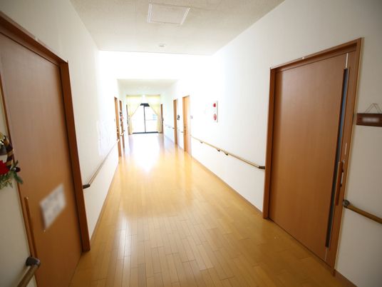 明るく広い廊下