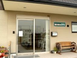 エントランス前の明るい風景