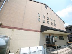 外壁とエントランスの様子