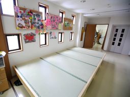 明るい廊下と掲示物