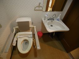 バリアフリー設計のトイレ