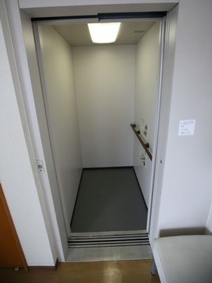 広々としたエレベーター