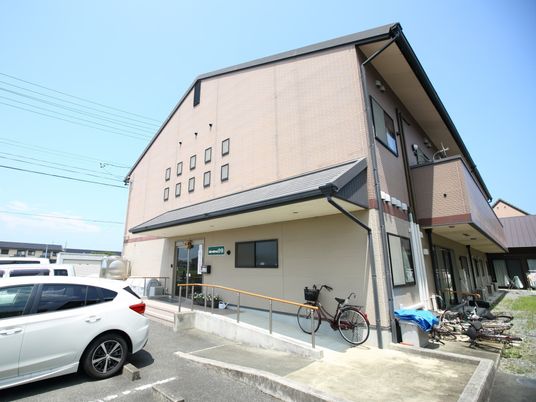 ゆったりとした外観の建物