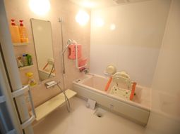 手すり付きバリアフリー浴室