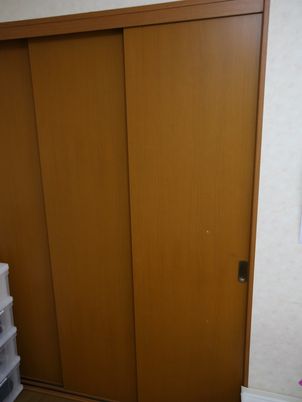 茶色のシンプルな扉