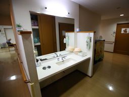 清潔な洗面台と通路