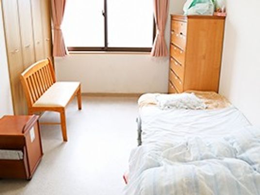 明るい居室の一角  
